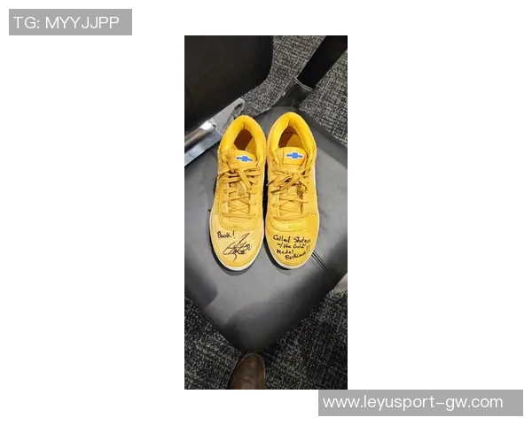 库里赛前训练穿上布克首款签名鞋Book1迎战太阳队展现默契配合